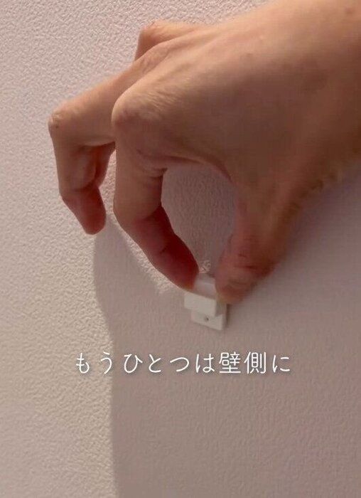 【セリア】壁面側は石膏ボード用ピンフックで固定