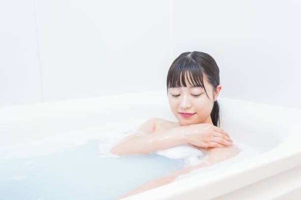 お風呂の若い女性