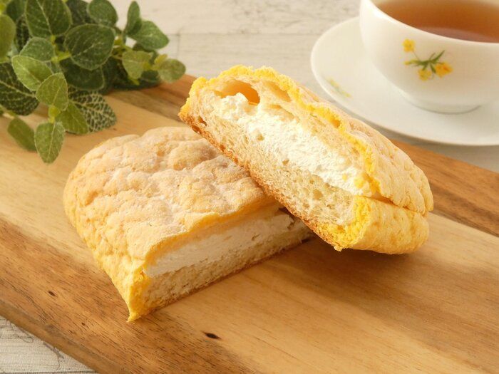 【ファミマ】見つけたら買い！映えパン「はちみつレモンのマカロンパンサンド」は6200店舗限定ボリュームたっぷりパン