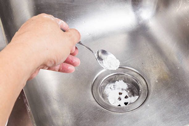 重曹を注ぎ詰まりを除去する排水システムをご利用ください。