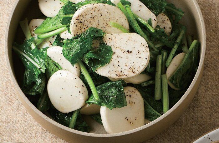 皮つきのまま生で葉も一緒にたっぷりと♪かぶのサラダ