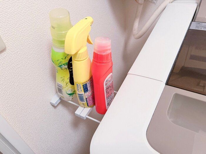 冷蔵庫、洗濯機のデッドスペースが収納スペースに!?ダイソー「つっぱり棚」が優秀