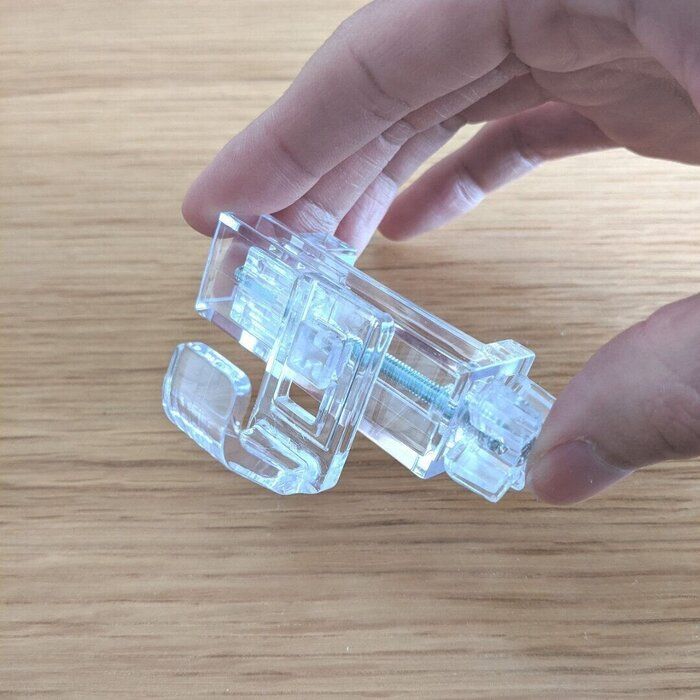 セリアの「かもいフック」は縦にも横にも使える！ちょうどいい高さに設置できるスグレモノ