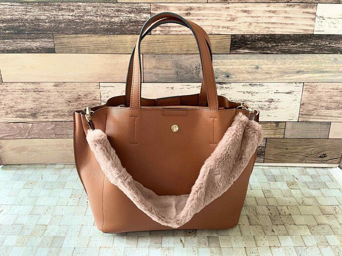 【ダイソー】110円で秋冬バッグに大変身！ふわふわバッグストラップが超使える！