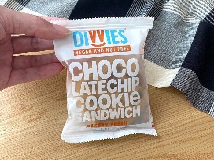 【カルディ】冷凍コーナーに新スイーツ「ヴィーガン＆ナッツフリー チョコレートクッキーサンド」が登場