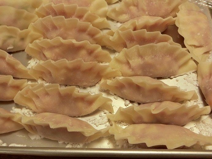 【ダイソー】子どもでも一瞬でキレイにできて喜ぶ!餃子の皮包みが楽しくラクになる便利グッズ