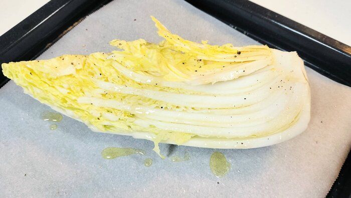 塩とオリーブオイルがかかった白菜