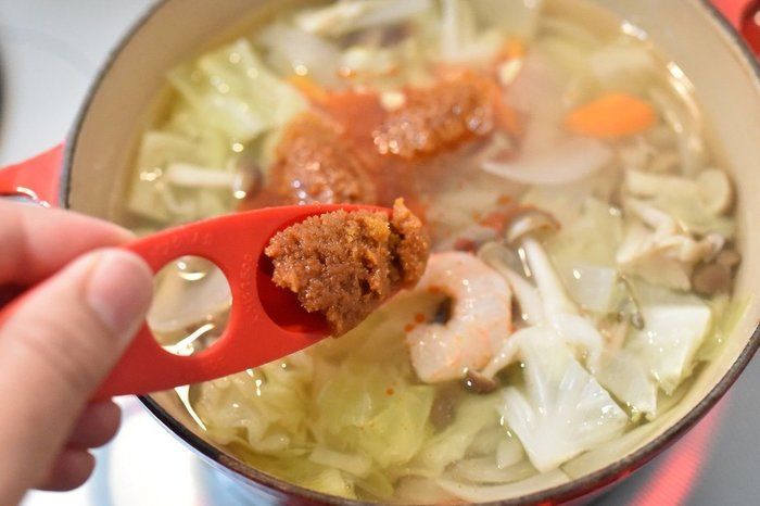 1Lの水に対して大さじ3のペーストを入れると、辛さも酸味もほどよいトムヤンクンに