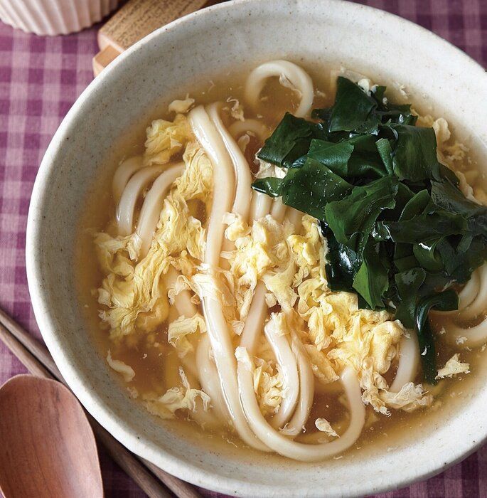 すぐできるふわふわ卵の温かうどん♪かきたまわかめうどん